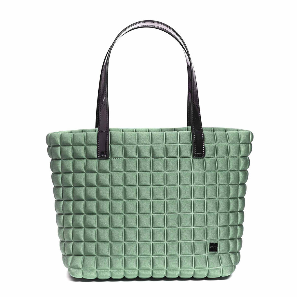 una borsa da donna modello shopping della collezione BPrime Bags, realizzata con il tessuto riciclato termoformato 3D Cube, con chiusura a bottone magnetico, manici e tasca interna in materiali a scelta come pelle, bio veg mais o laminato.
