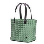 una borsa da donna modello shopping della collezione BPrime Bags, realizzata con il tessuto riciclato termoformato 3D Cube, con chiusura a bottone magnetico, manici e tasca interna in materiali a scelta come pelle, bio veg mais o laminato.