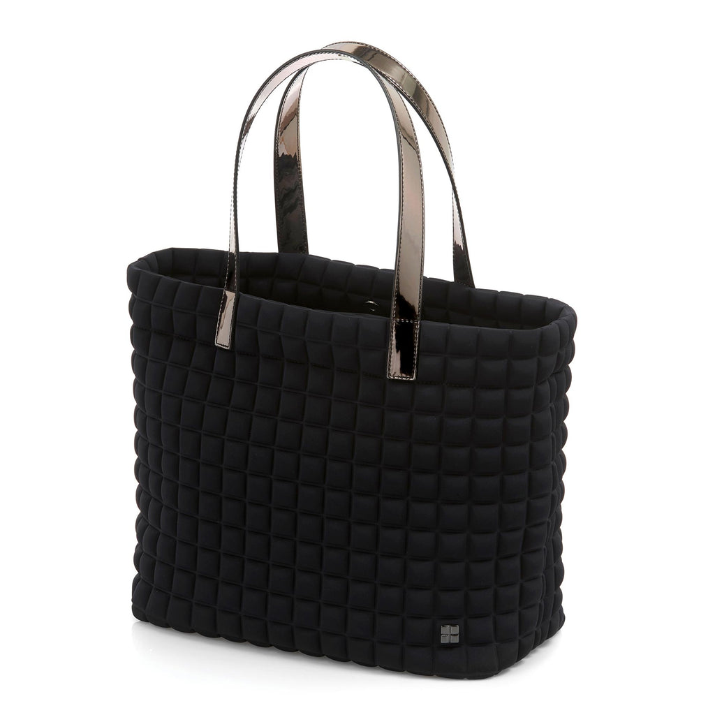 una borsa da donna modello shopping della collezione BPrime Bags, realizzata con il tessuto riciclato termoformato 3D Cube, con chiusura a bottone magnetico, manici e tasca interna in materiali a scelta come pelle, bio veg mais o laminato.