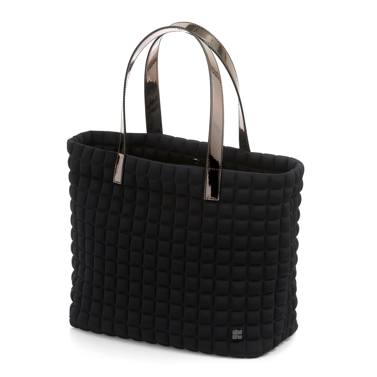 una borsa da donna modello shopping della collezione BPrime Bags, realizzata con il tessuto riciclato termoformato 3D Cube, con chiusura a bottone magnetico, manici e tasca interna in materiali a scelta come pelle, bio veg mais o laminato.