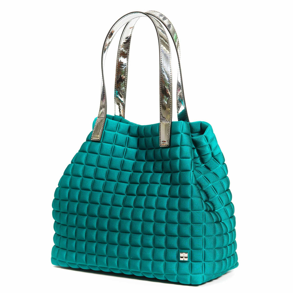una borsa da donna modello shopping della collezione BPrime Bags, realizzata con il tessuto riciclato termoformato 3D Cube, con chiusura a bottone magnetico, manici e tasca interna in materiali a scelta come pelle, bio veg mais o laminato.