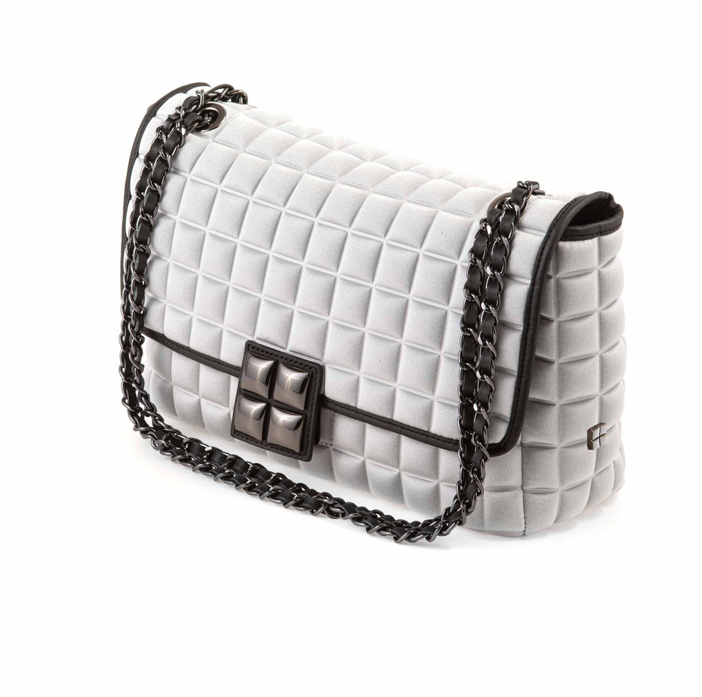 una borsa da donna a tracolla della collezione BPrime Bags, realizzata con il tessuto riciclato termoformato 3D Cube, con chiusura a girello e tracolla a catena regolabile.