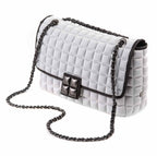 una borsa da donna a tracolla della collezione BPrime Bags, realizzata con il tessuto riciclato termoformato 3D Cube, con chiusura a girello e tracolla a catena regolabile.