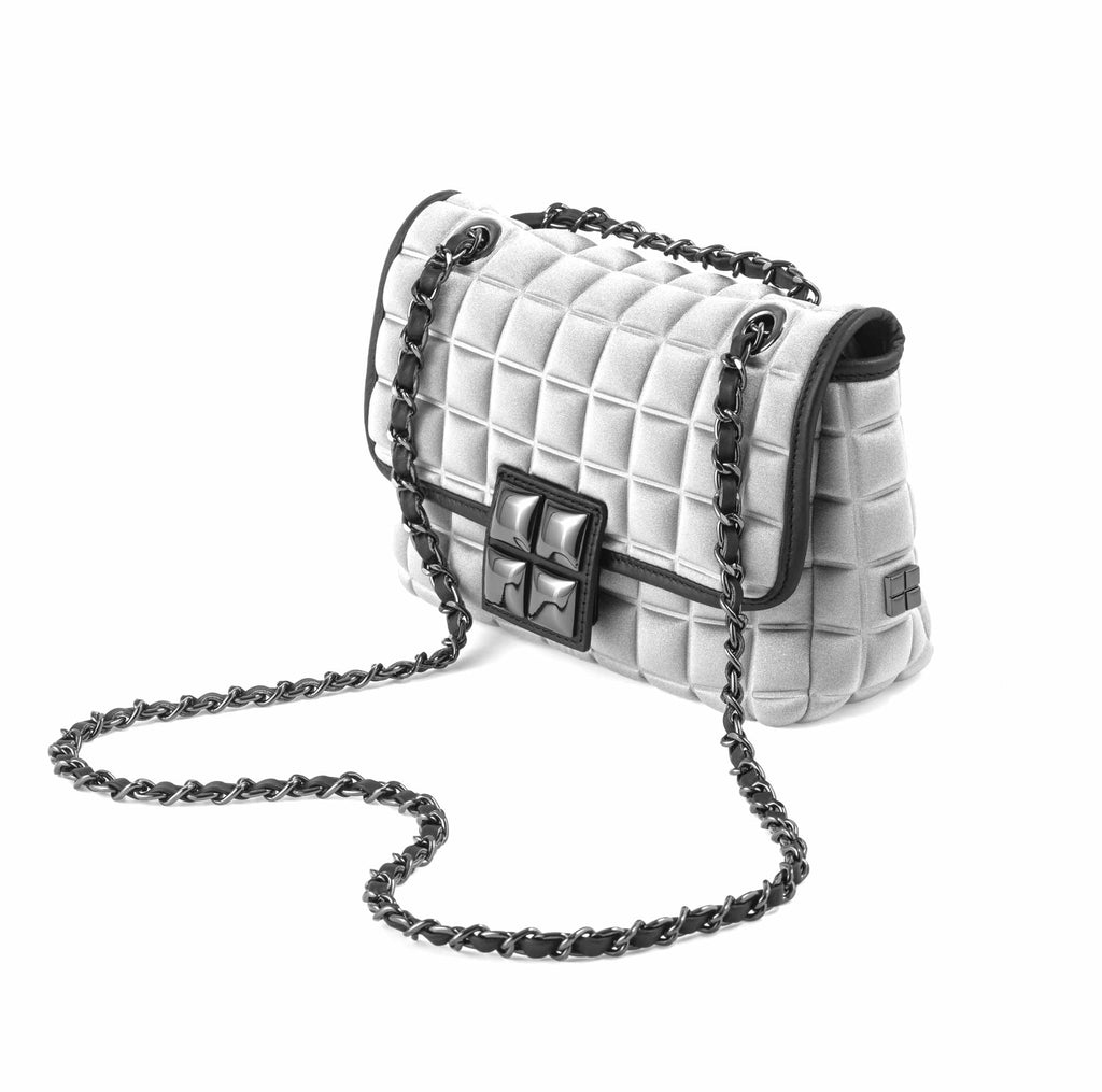 una borsa da donna a tracolla della collezione BPrime Bags, realizzata con il tessuto riciclato termoformato 3D Cube, con chiusura a girello e tracolla a catena regolabile.