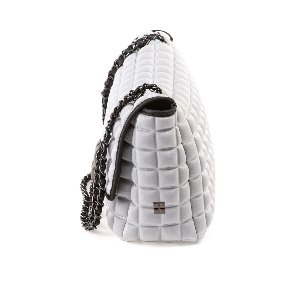una borsa da donna a tracolla della collezione BPrime Bags, realizzata con il tessuto riciclato termoformato 3D Cube, con chiusura a girello e tracolla a catena regolabile.