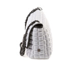 una borsa da donna a tracolla della collezione BPrime Bags, realizzata con il tessuto riciclato termoformato 3D Cube, con chiusura a girello e tracolla a catena regolabile.