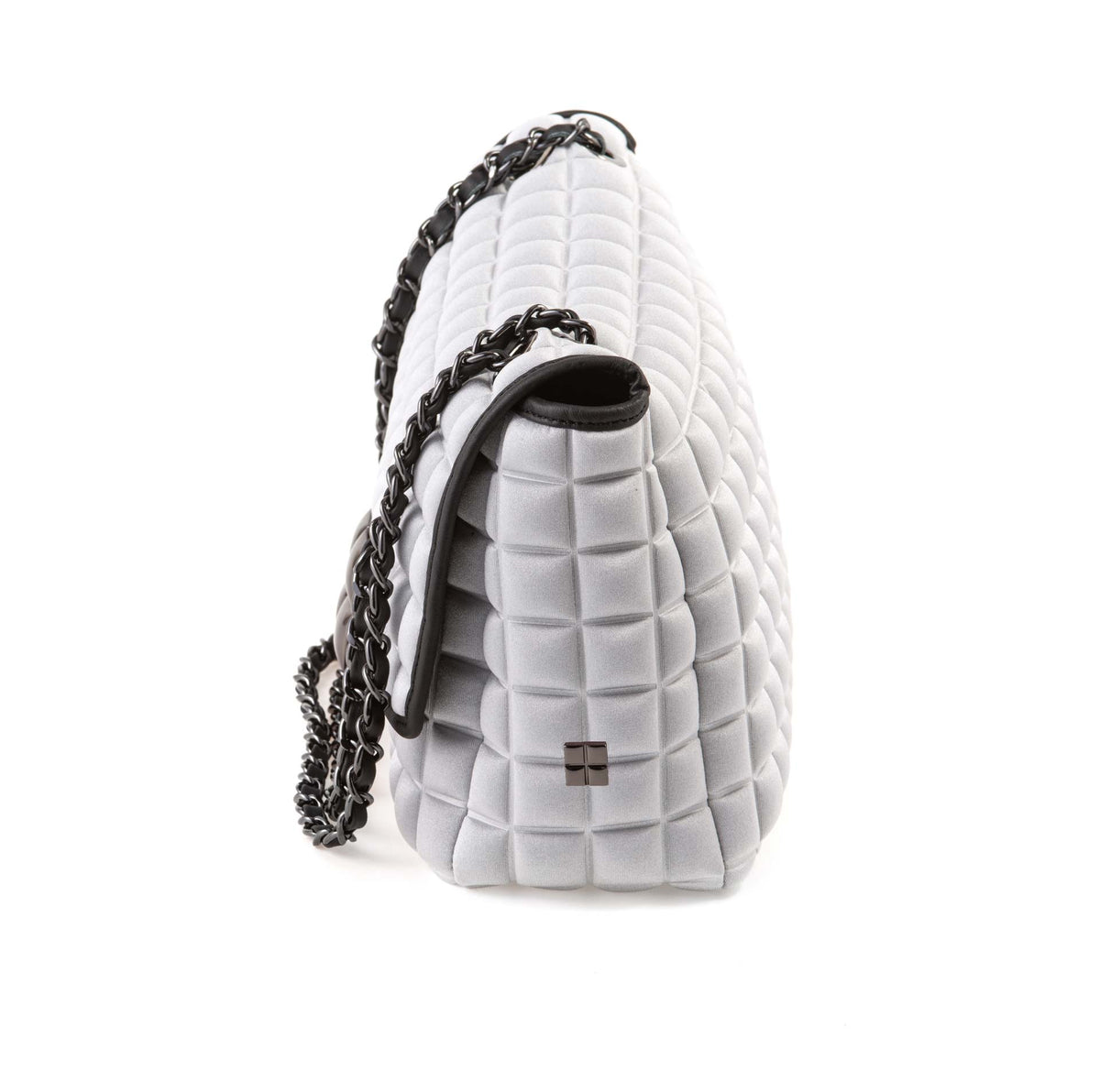 una borsa da donna a tracolla della collezione BPrime Bags, realizzata con il tessuto riciclato termoformato 3D Cube, con chiusura a girello e tracolla a catena regolabile.