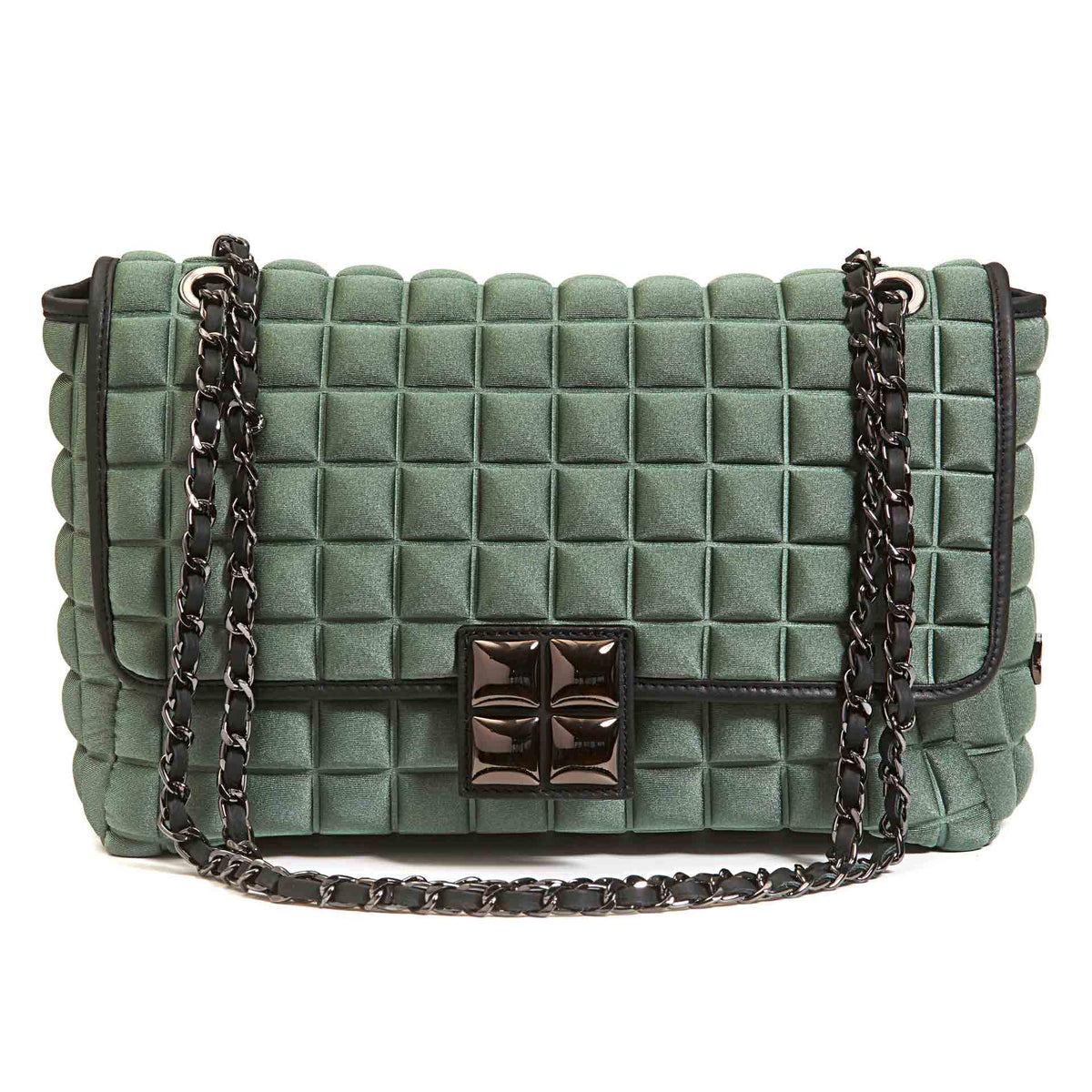 una borsa da donna a tracolla della collezione BPrime Bags, realizzata con il tessuto riciclato termoformato 3D Cube, con chiusura a girello e tracolla a catena regolabile.