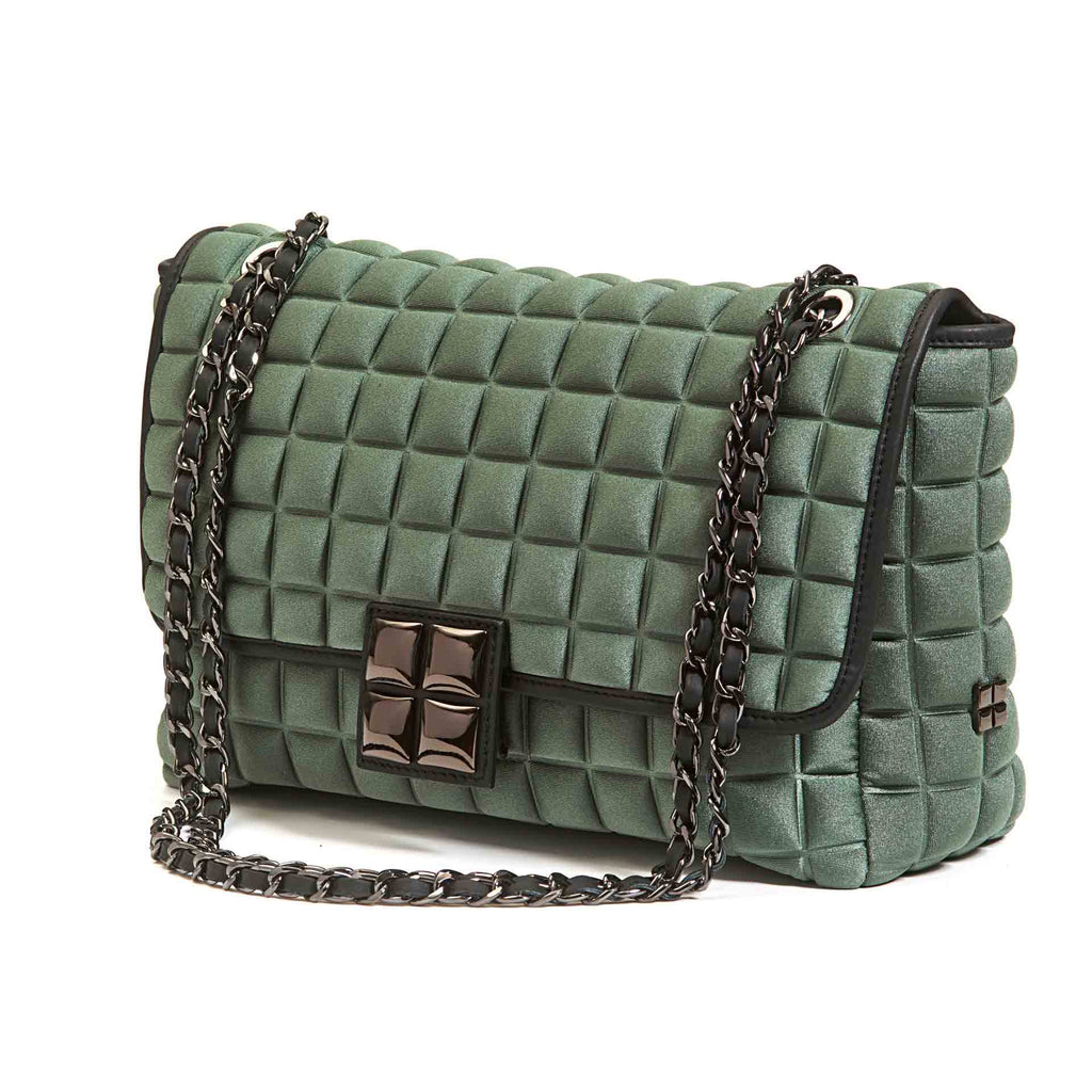 una borsa da donna a tracolla della collezione BPrime Bags, realizzata con il tessuto riciclato termoformato 3D Cube, con chiusura a girello e tracolla a catena regolabile.