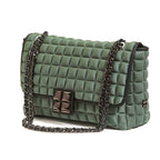 una borsa da donna a tracolla della collezione BPrime Bags, realizzata con il tessuto riciclato termoformato 3D Cube, con chiusura a girello e tracolla a catena regolabile.