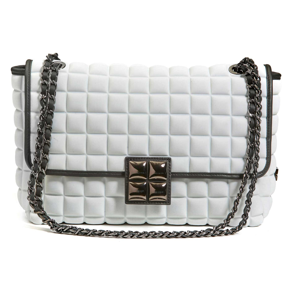 una borsa da donna a tracolla della collezione BPrime Bags, realizzata con il tessuto riciclato termoformato 3D Cube, con chiusura a girello e tracolla a catena regolabile.