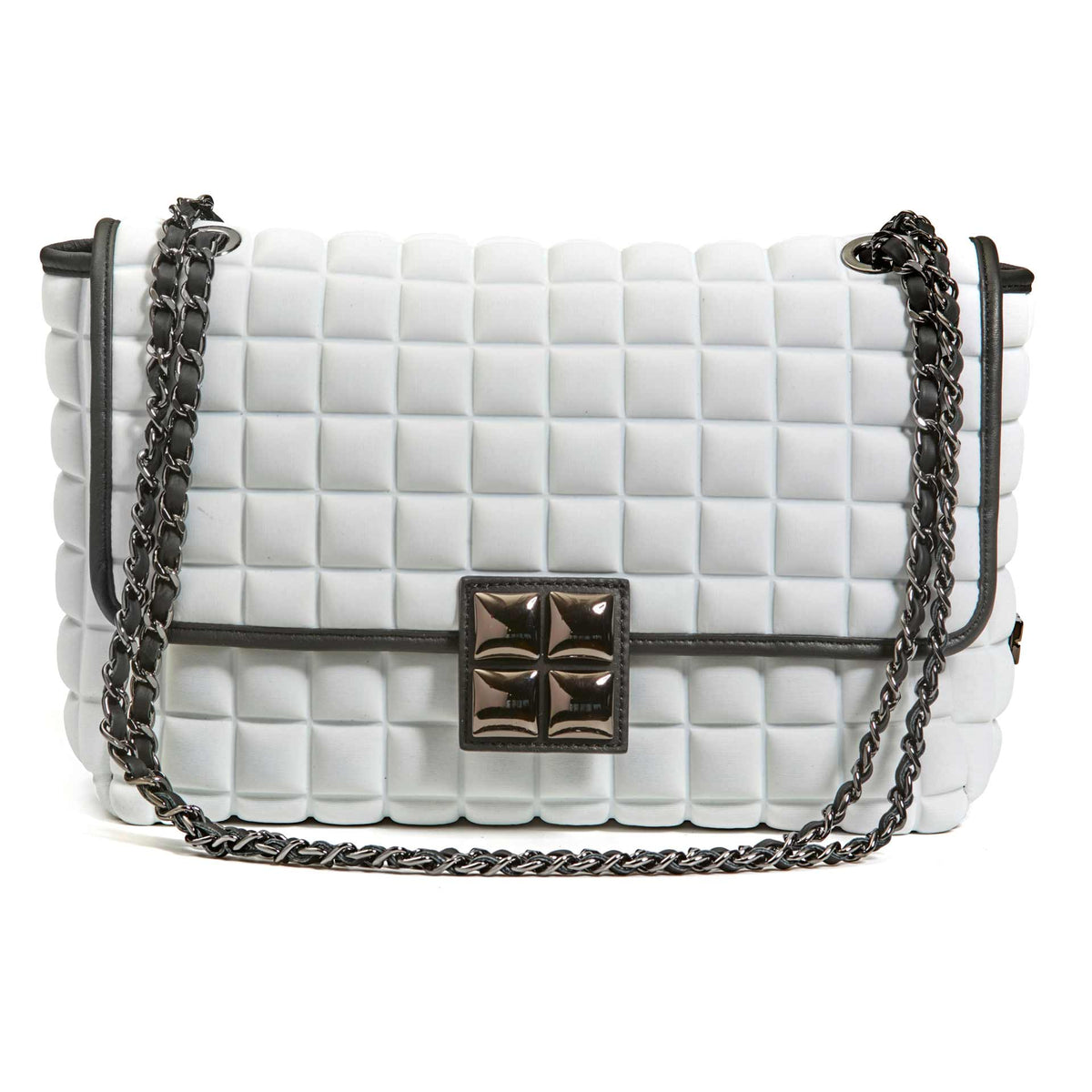 una borsa da donna a tracolla della collezione BPrime Bags, realizzata con il tessuto riciclato termoformato 3D Cube, con chiusura a girello e tracolla a catena regolabile.