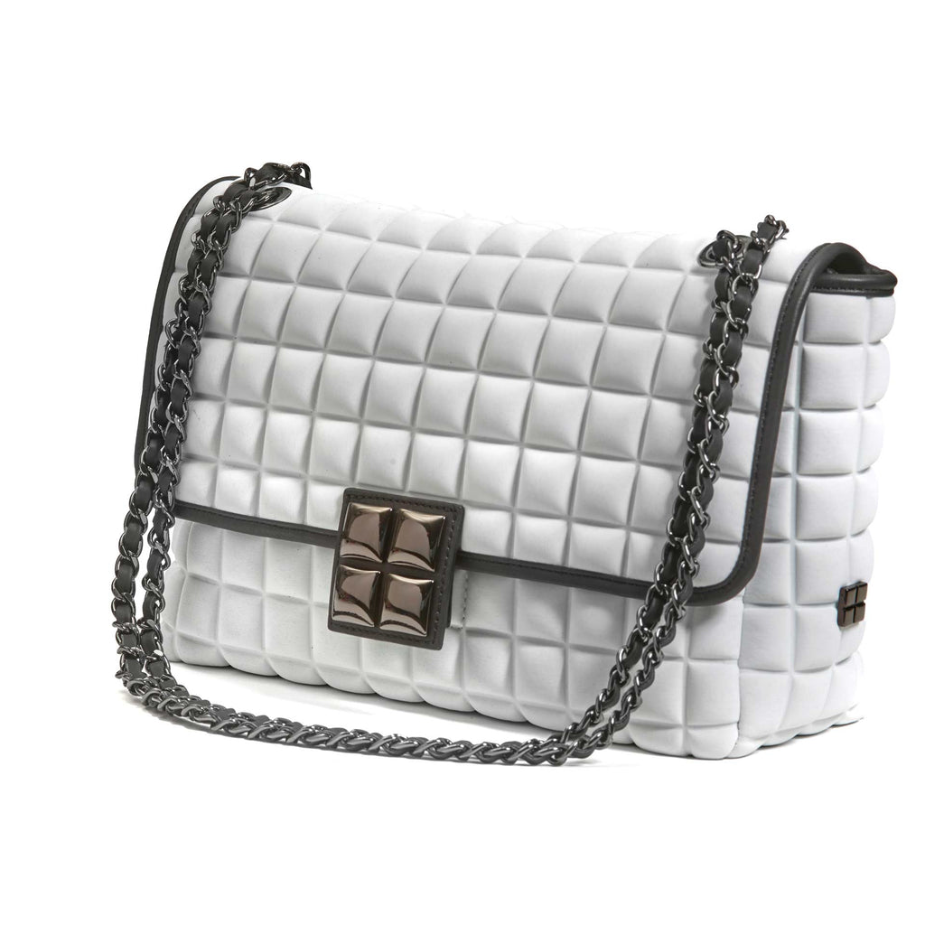 una borsa da donna a tracolla della collezione BPrime Bags, realizzata con il tessuto riciclato termoformato 3D Cube, con chiusura a girello e tracolla a catena regolabile.
