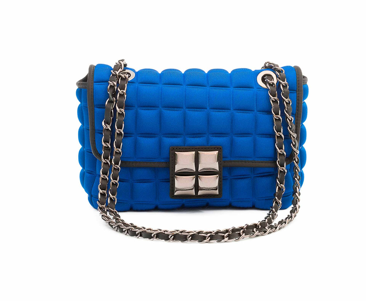 una borsa da donna a tracolla della collezione BPrime Bags, realizzata con il tessuto riciclato termoformato 3D Cube, con chiusura a girello e tracolla a catena regolabile.