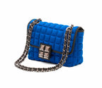 una borsa da donna a tracolla della collezione BPrime Bags, realizzata con il tessuto riciclato termoformato 3D Cube, con chiusura a girello e tracolla a catena regolabile.