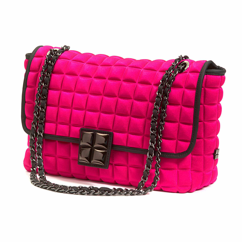 una borsa da donna a tracolla della collezione BPrime Bags, realizzata con il tessuto riciclato termoformato 3D Cube, con chiusura a girello e tracolla a catena regolabile.