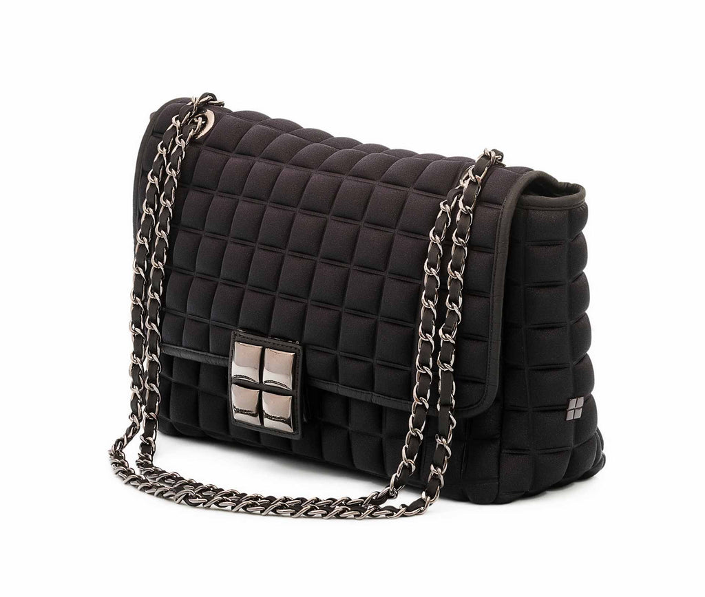 una borsa da donna a tracolla della collezione BPrime Bags, realizzata con il tessuto riciclato termoformato 3D Cube, con chiusura a girello e tracolla a catena regolabile.