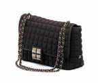 una borsa da donna a tracolla della collezione BPrime Bags, realizzata con il tessuto riciclato termoformato 3D Cube, con chiusura a girello e tracolla a catena regolabile.