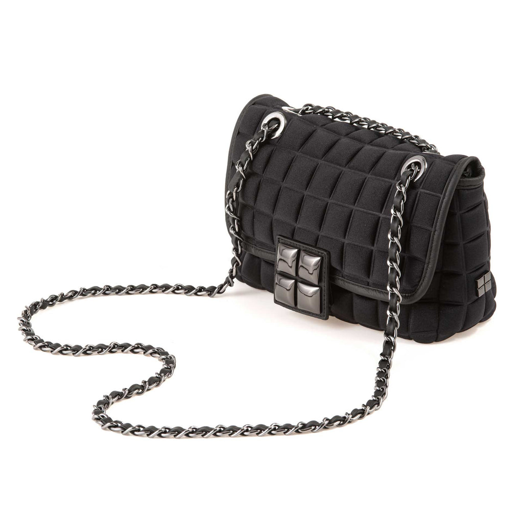 una borsa da donna a tracolla della collezione BPrime Bags, realizzata con il tessuto riciclato termoformato 3D Cube, con chiusura a girello e tracolla a catena regolabile.