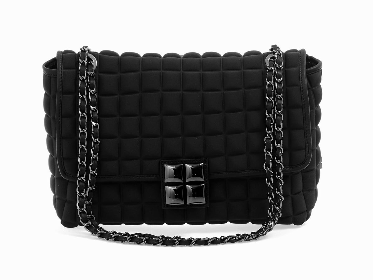 una borsa da donna a tracolla della collezione BPrime Bags, realizzata con il tessuto riciclato termoformato 3D Cube, con chiusura a girello e tracolla a catena regolabile.