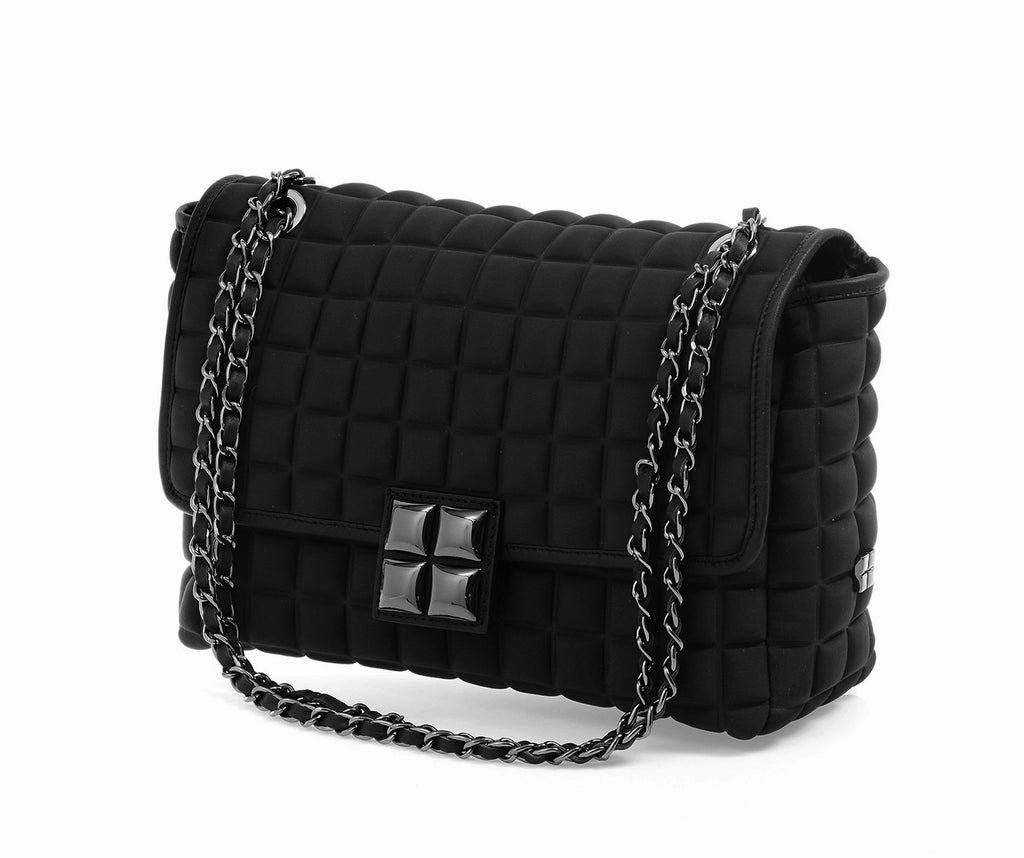 una borsa da donna a tracolla della collezione BPrime Bags, realizzata con il tessuto riciclato termoformato 3D Cube, con chiusura a girello e tracolla a catena regolabile.