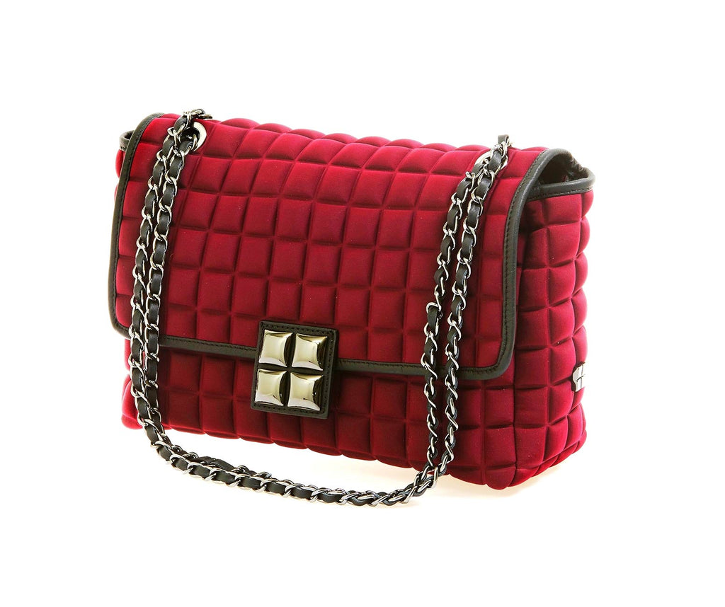 una borsa da donna a tracolla della collezione BPrime Bags, realizzata con il tessuto riciclato termoformato 3D Cube, con chiusura a girello e tracolla a catena regolabile.