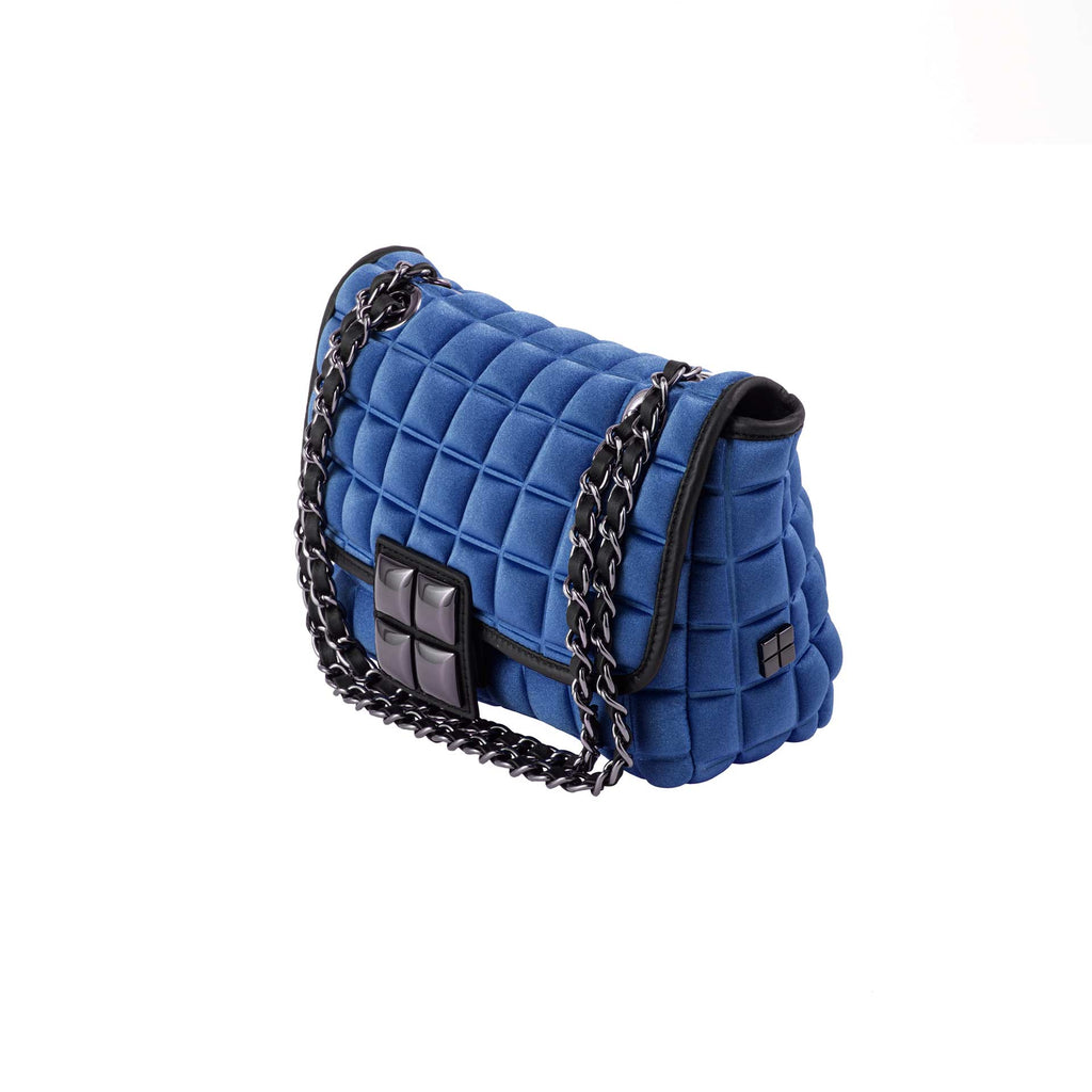 una borsa da donna a tracolla della collezione BPrime Bags, realizzata con il tessuto riciclato termoformato 3D Cube, con chiusura a girello e tracolla a catena regolabile.