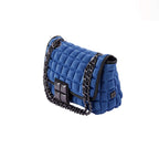 una borsa da donna a tracolla della collezione BPrime Bags, realizzata con il tessuto riciclato termoformato 3D Cube, con chiusura a girello e tracolla a catena regolabile.