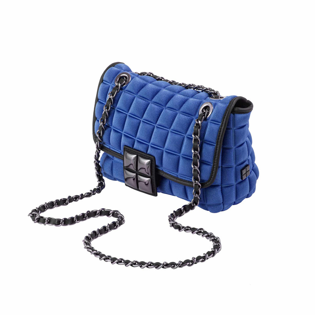una borsa da donna a tracolla della collezione BPrime Bags, realizzata con il tessuto riciclato termoformato 3D Cube, con chiusura a girello e tracolla a catena regolabile.