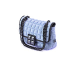 una borsa da donna a tracolla della collezione BPrime Bags, realizzata con il tessuto riciclato termoformato 3D Cube, con chiusura a girello e tracolla a catena regolabile.