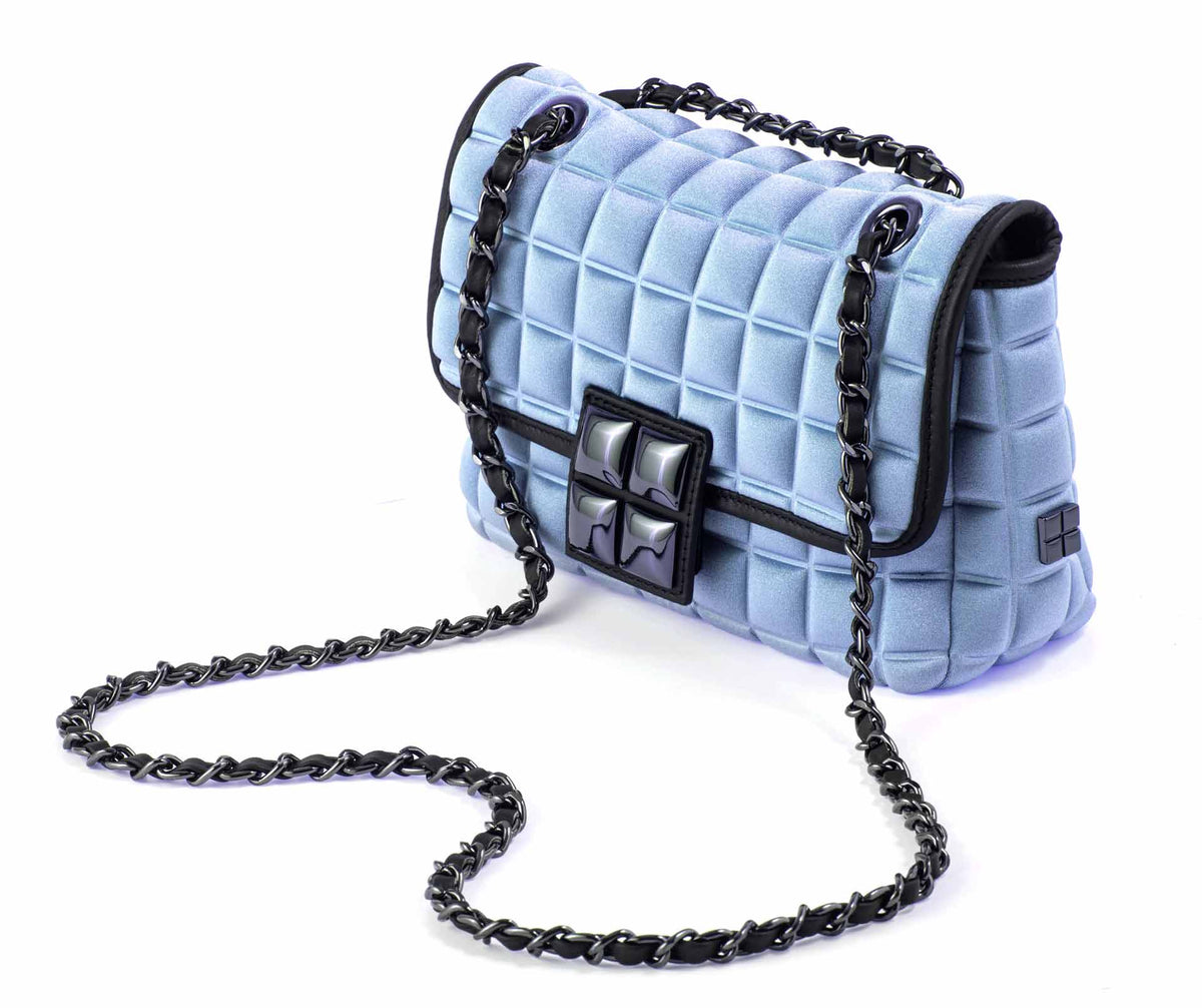 una borsa da donna a tracolla della collezione BPrime Bags, realizzata con il tessuto riciclato termoformato 3D Cube, con chiusura a girello e tracolla a catena regolabile.