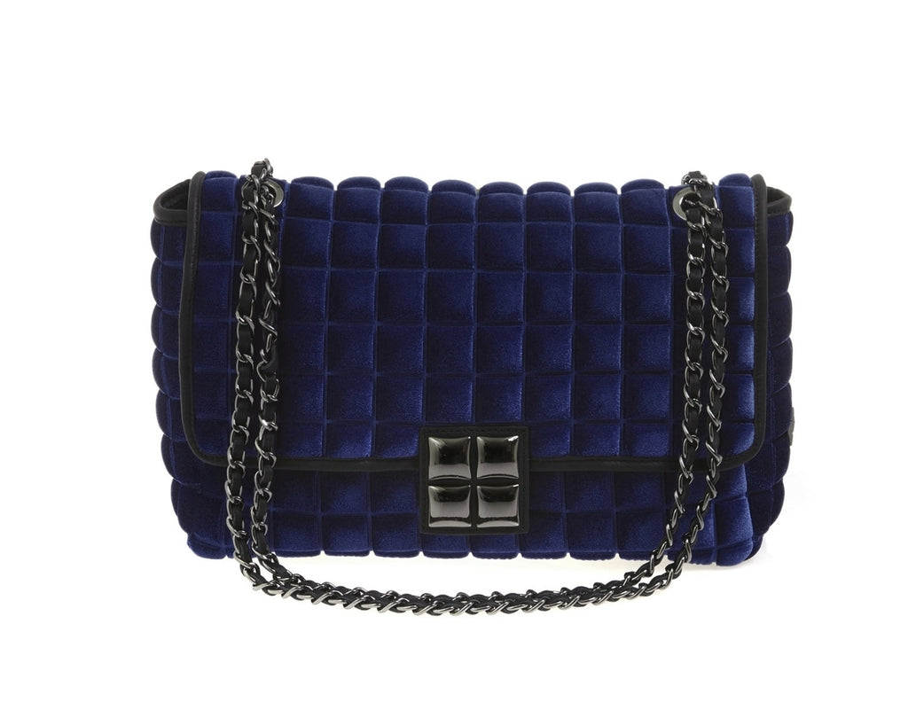 una borsa da donna a tracolla della collezione BPrime Bags, realizzata con il tessuto riciclato termoformato 3D Cube, con chiusura a girello e tracolla a catena regolabile.