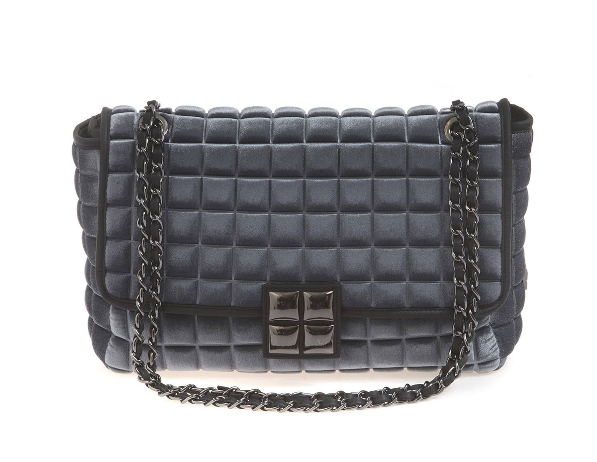 una borsa da donna a tracolla della collezione BPrime Bags, realizzata con il tessuto riciclato termoformato 3D Cube, con chiusura a girello e tracolla a catena regolabile.