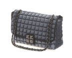 una borsa da donna a tracolla della collezione BPrime Bags, realizzata con il tessuto riciclato termoformato 3D Cube, con chiusura a girello e tracolla a catena regolabile.