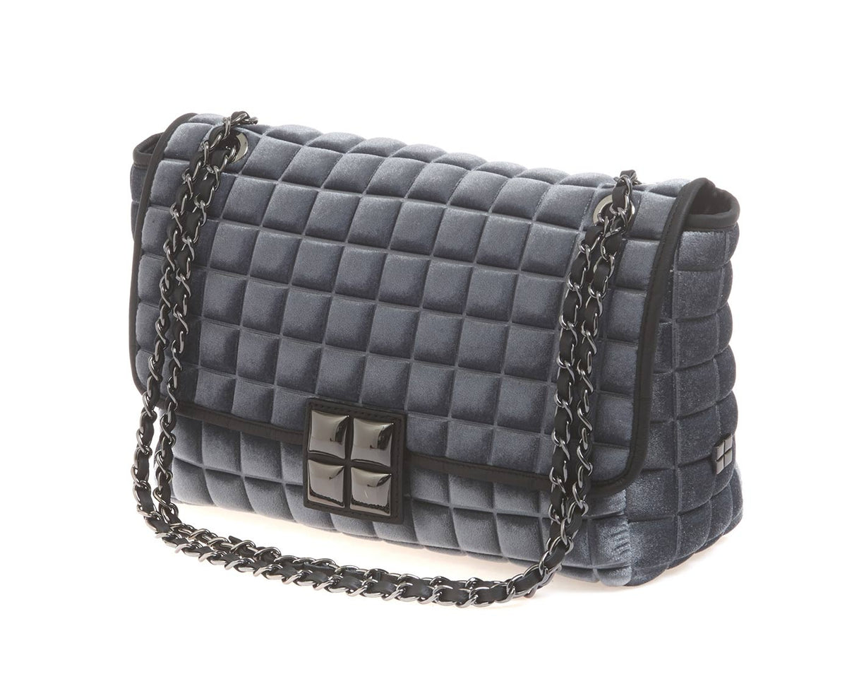 una borsa da donna a tracolla della collezione BPrime Bags, realizzata con il tessuto riciclato termoformato 3D Cube, con chiusura a girello e tracolla a catena regolabile.