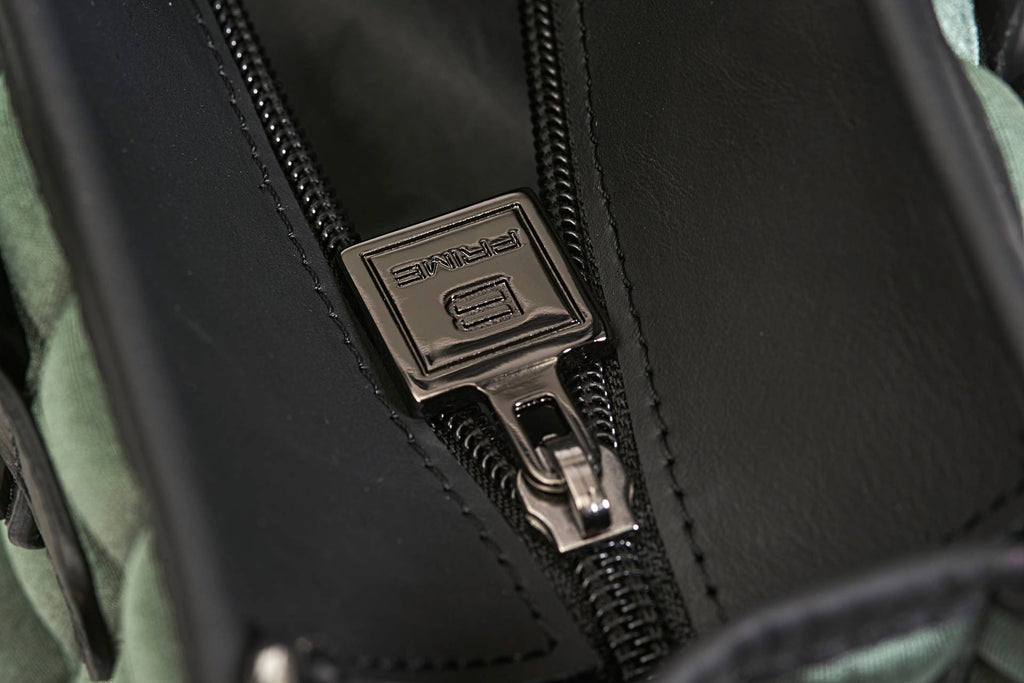 Un dettaglio sulla chiusura zip della borsa da donna modello shopping della collezione BPrime Bags, realizzata con il tessuto riciclato termoformato 3D Cube, con chiusura a zip e tracolla in pelle regolabile e rimovibile.
