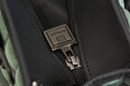 Un dettaglio sulla chiusura zip della borsa da donna modello shopping della collezione BPrime Bags, realizzata con il tessuto riciclato termoformato 3D Cube, con chiusura a zip e tracolla in pelle regolabile e rimovibile.