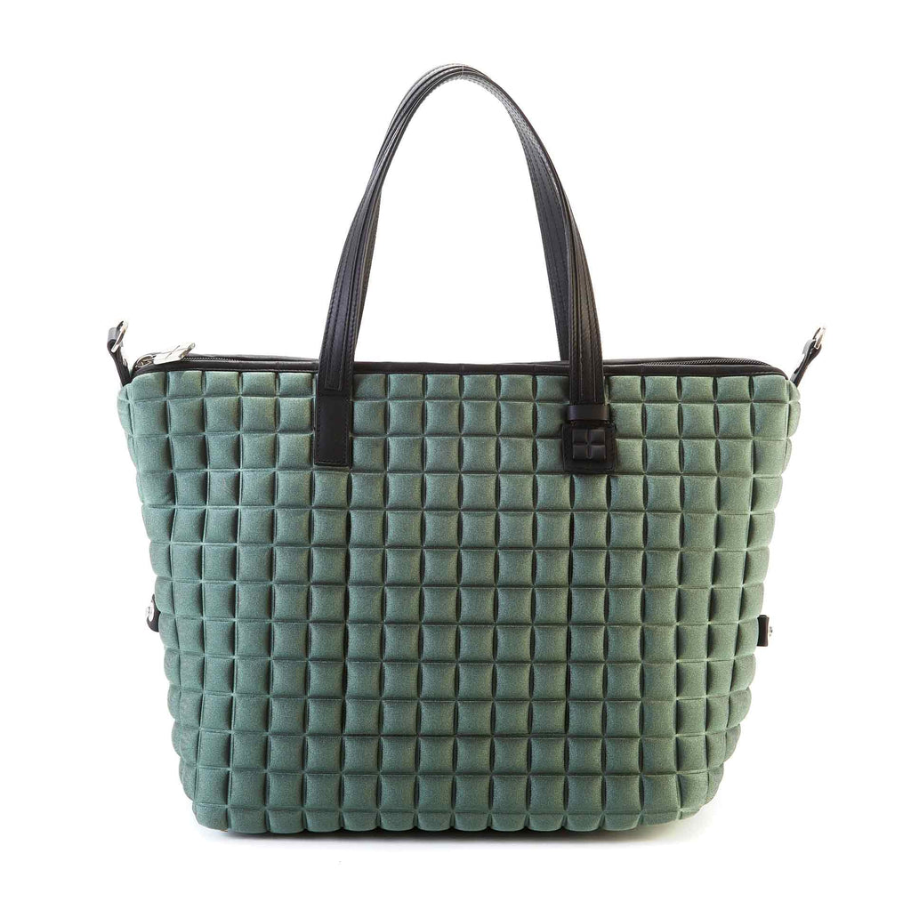 una borsa da donna modello shopping della collezione BPrime Bags, realizzata con il tessuto riciclato termoformato 3D Cube, chiusura a zip e manici in pelle.