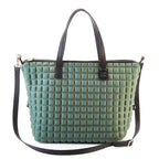 una borsa da donna modello shopping della collezione BPrime Bags, realizzata con il tessuto riciclato termoformato 3D Cube, chiusura a zip e manici in pelle.