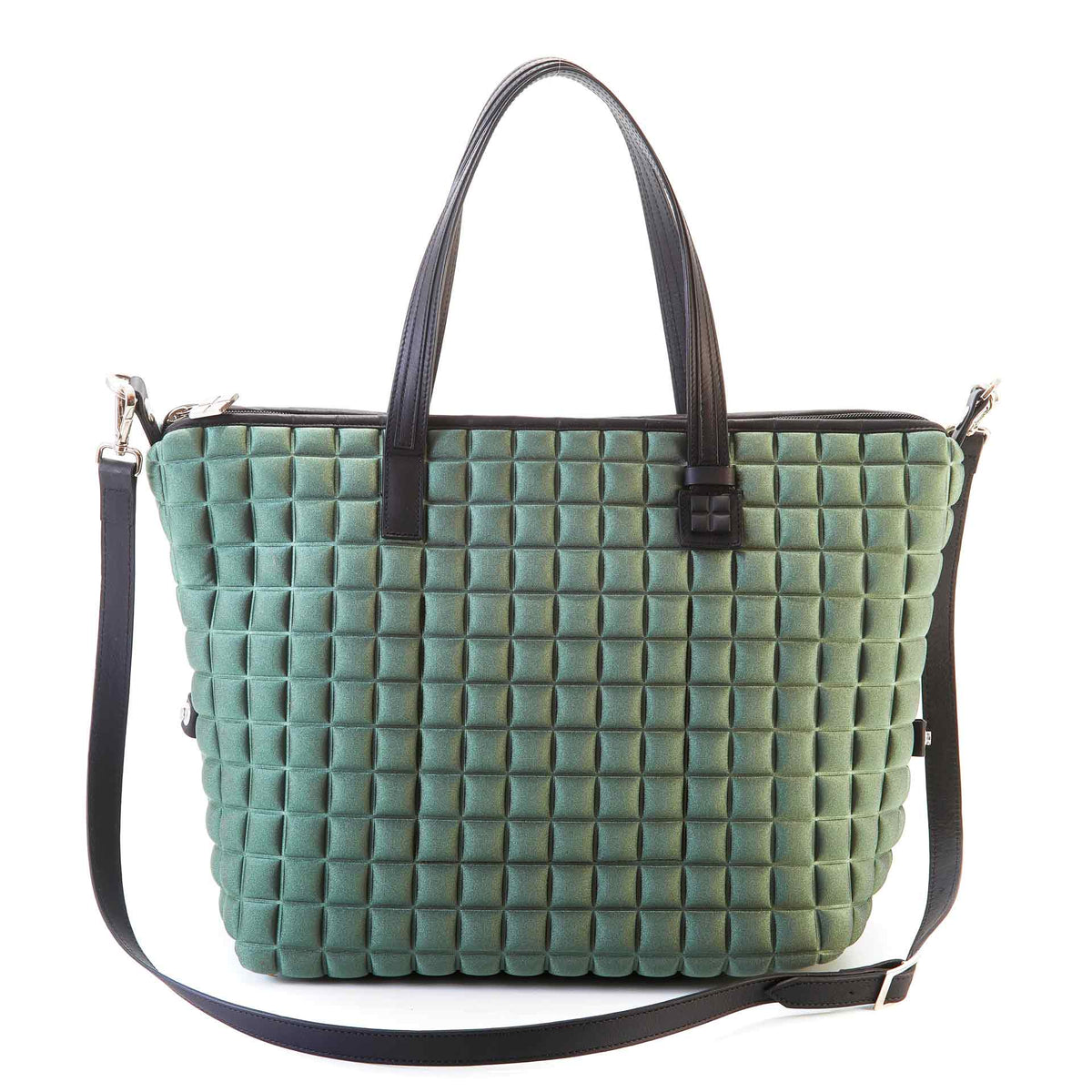 una borsa da donna modello shopping della collezione BPrime Bags, realizzata con il tessuto riciclato termoformato 3D Cube, chiusura a zip e manici in pelle.