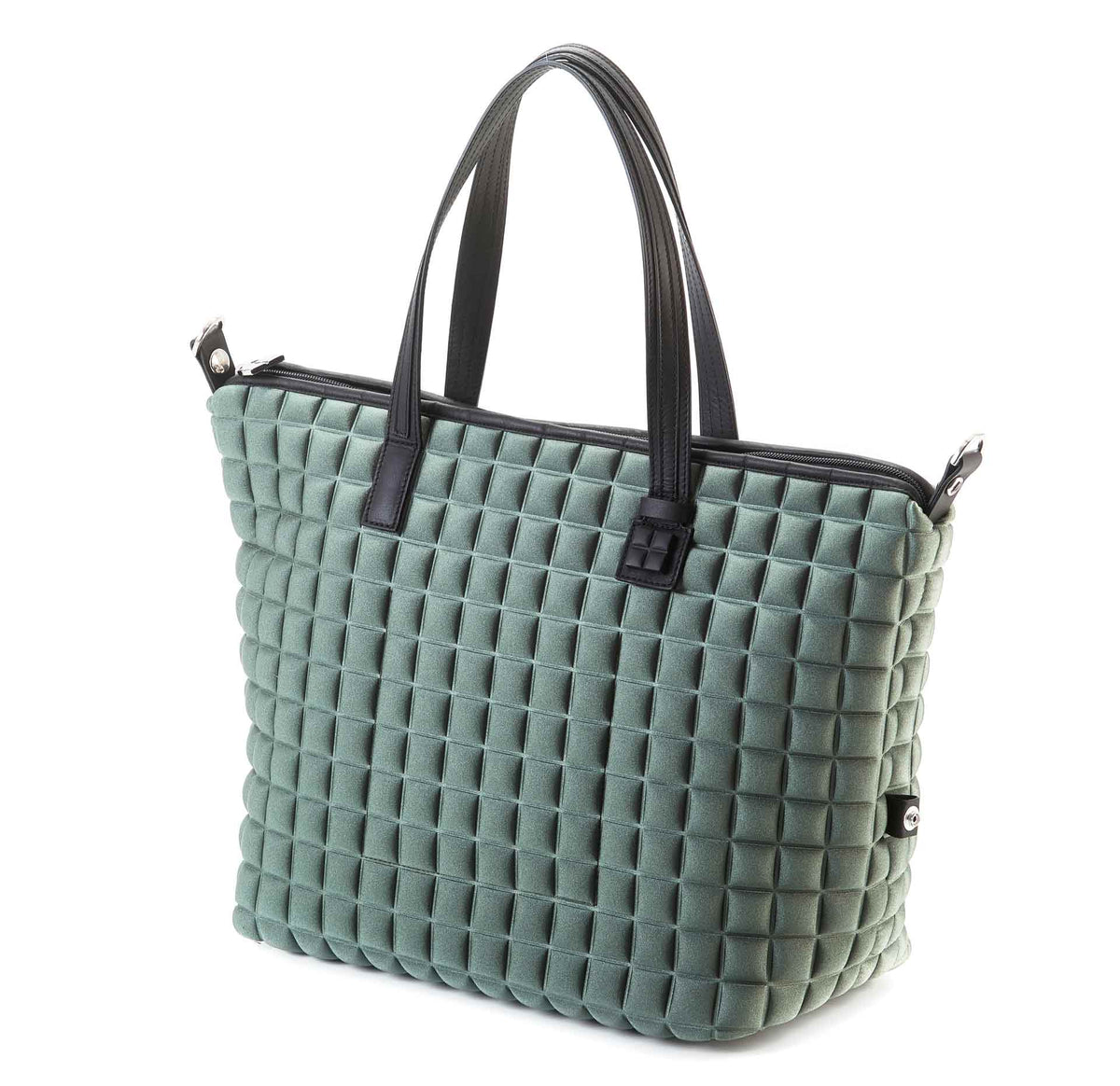 una borsa da donna modello shopping della collezione BPrime Bags, realizzata con il tessuto riciclato termoformato 3D Cube, chiusura a zip e manici in pelle.