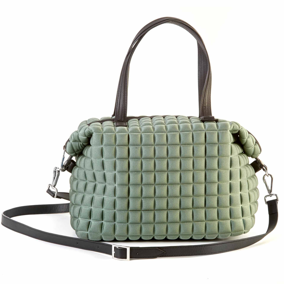 una borsa da donna modello shopping della collezione BPrime Bags, realizzata con il tessuto riciclato termoformato 3D Cube, chiusura a zip e manici in pelle.