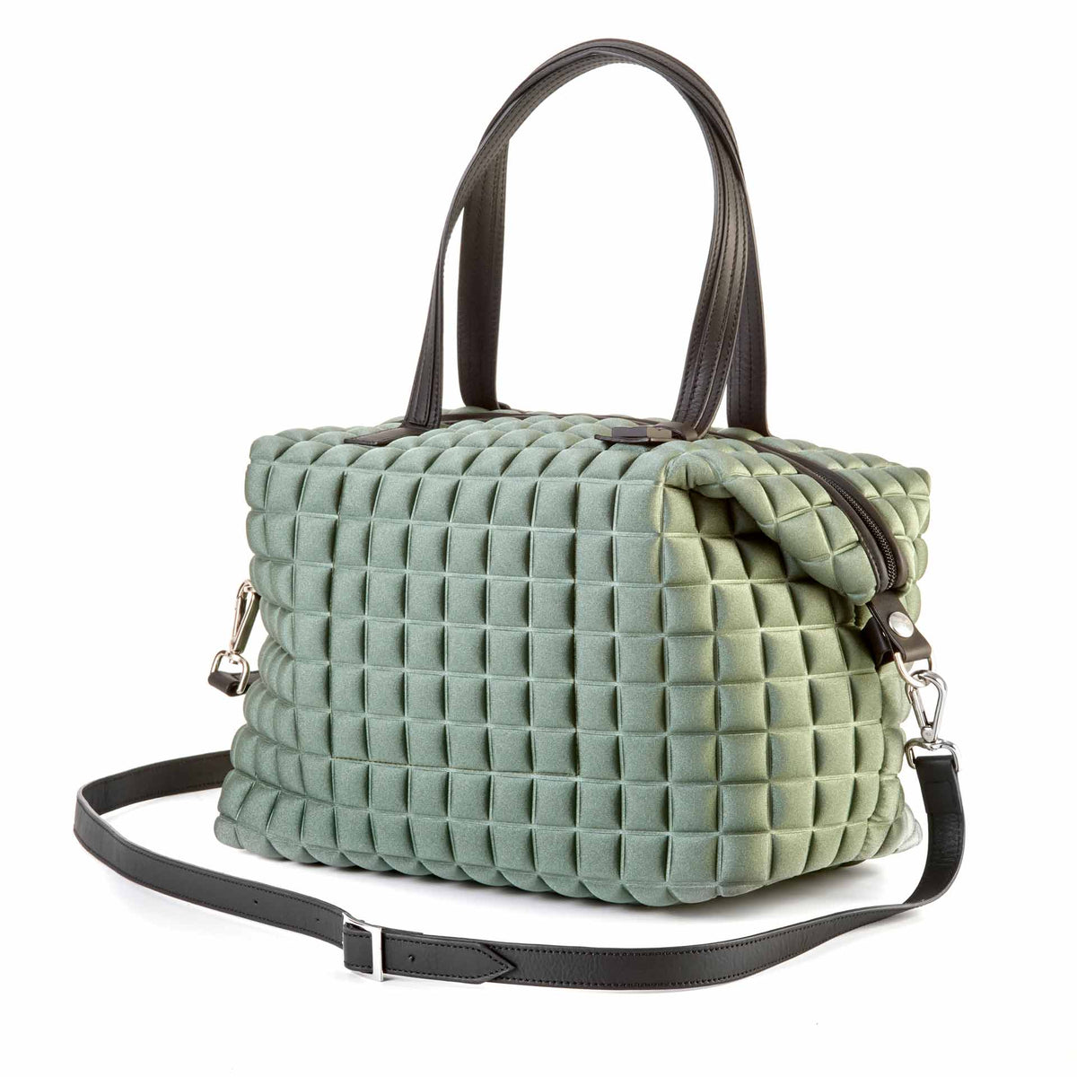 una borsa da donna modello shopping della collezione BPrime Bags, realizzata con il tessuto riciclato termoformato 3D Cube, chiusura a zip e manici in pelle.