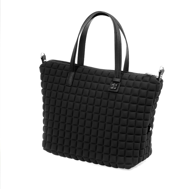 una borsa da donna modello shopping della collezione BPrime Bags, realizzata con il tessuto riciclato termoformato 3D Cube, chiusura a zip e manici in pelle.