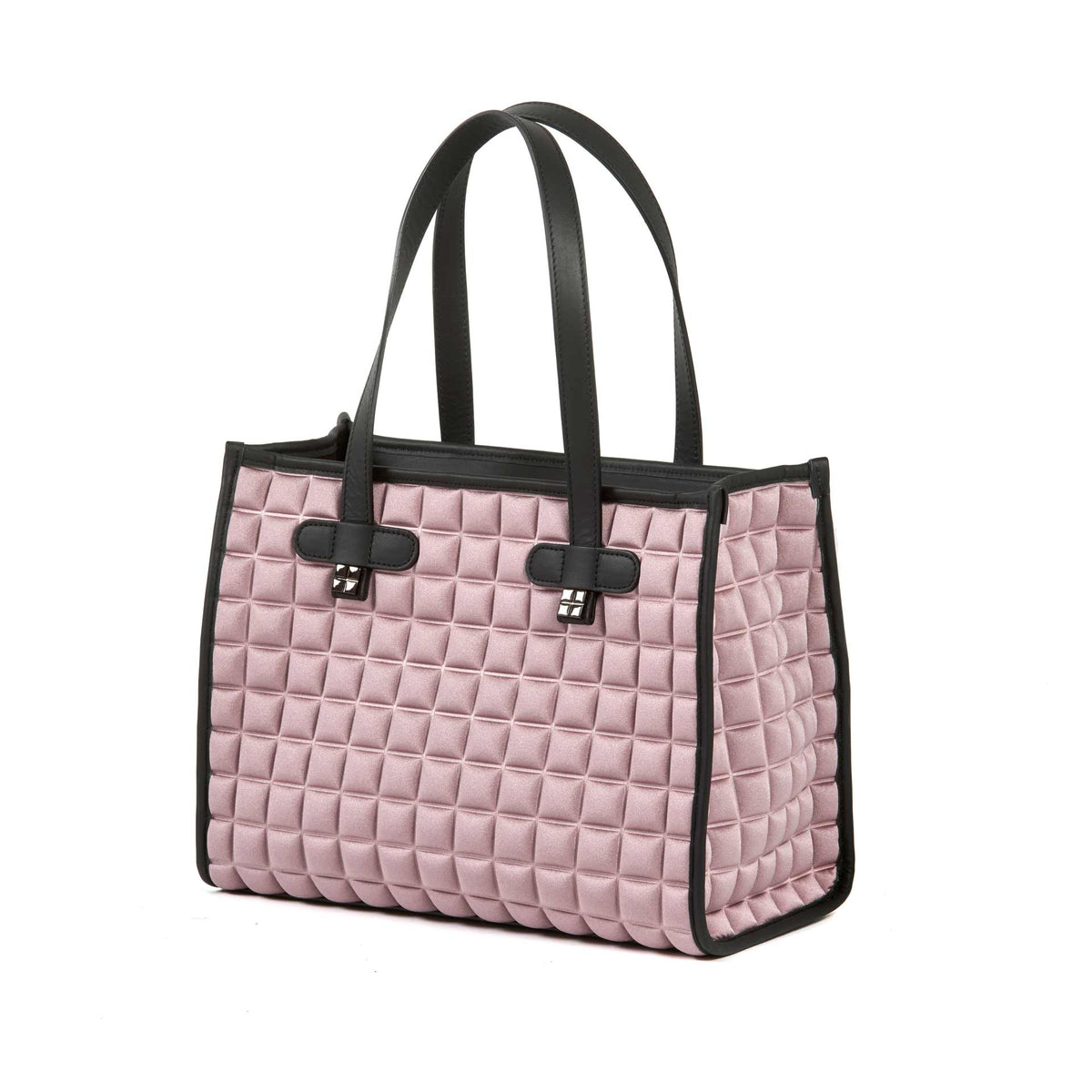 Una borsa da donna modello shopping della collezione BPrime Bags, realizzata con il tessuto riciclato termoformato 3D Cube, con chiusura a zip e tracolla in pelle regolabile e rimovibile.