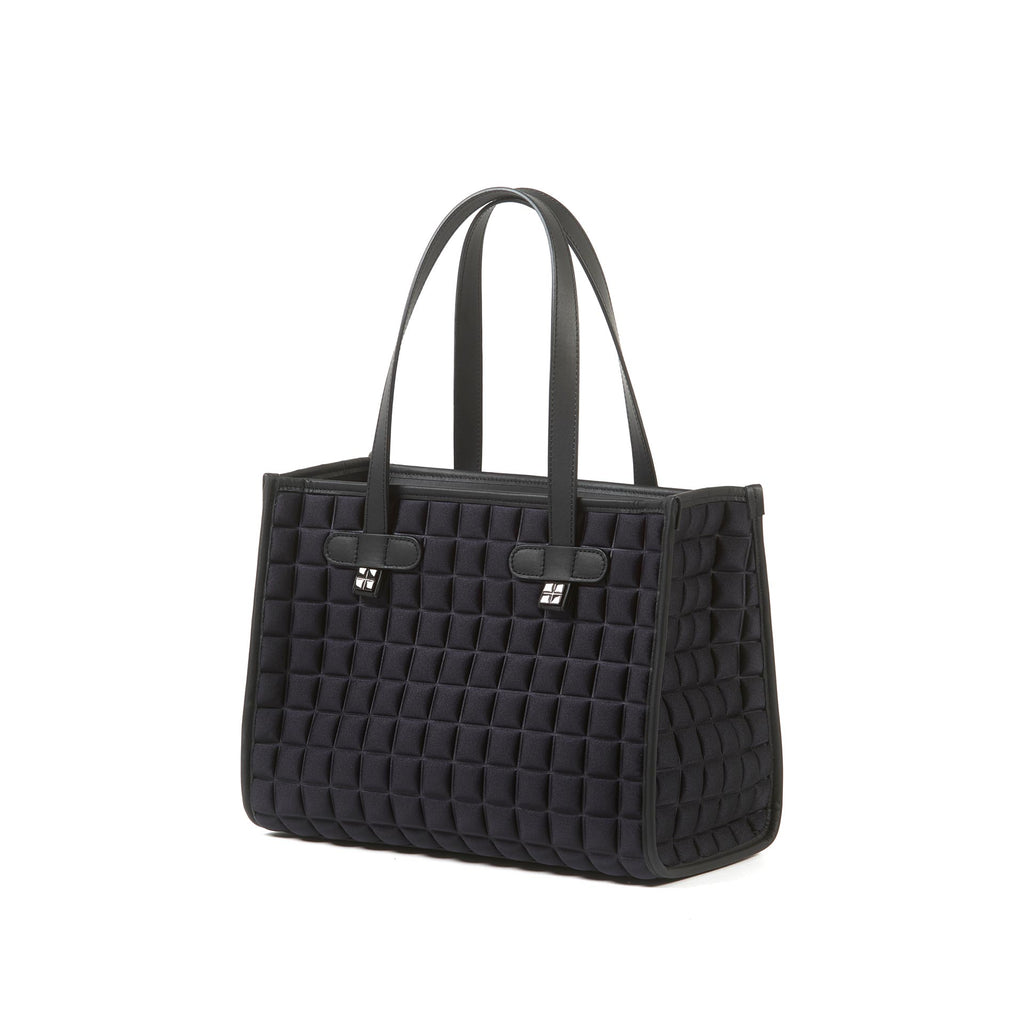Una borsa da donna modello shopping della collezione BPrime Bags, realizzata con il tessuto riciclato termoformato 3D Cube, con chiusura a zip e tracolla in pelle regolabile e rimovibile.