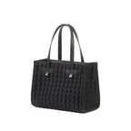 Una borsa da donna modello shopping della collezione BPrime Bags, realizzata con il tessuto riciclato termoformato 3D Cube, con chiusura a zip e tracolla in pelle regolabile e rimovibile.