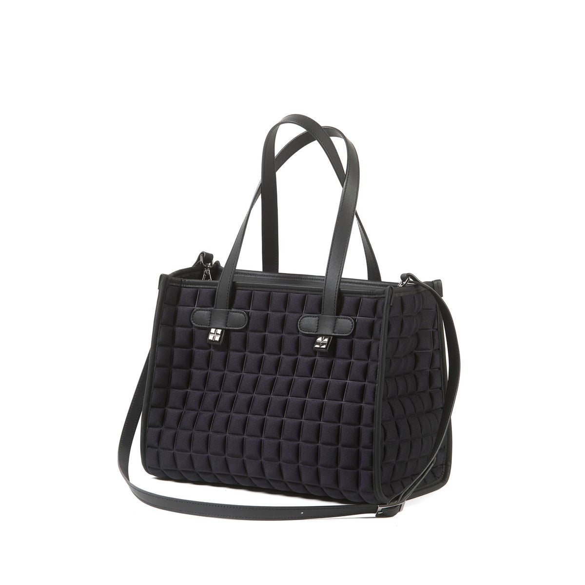 Una borsa da donna modello shopping della collezione BPrime Bags, realizzata con il tessuto riciclato termoformato 3D Cube, con chiusura a zip e tracolla in pelle regolabile e rimovibile.
