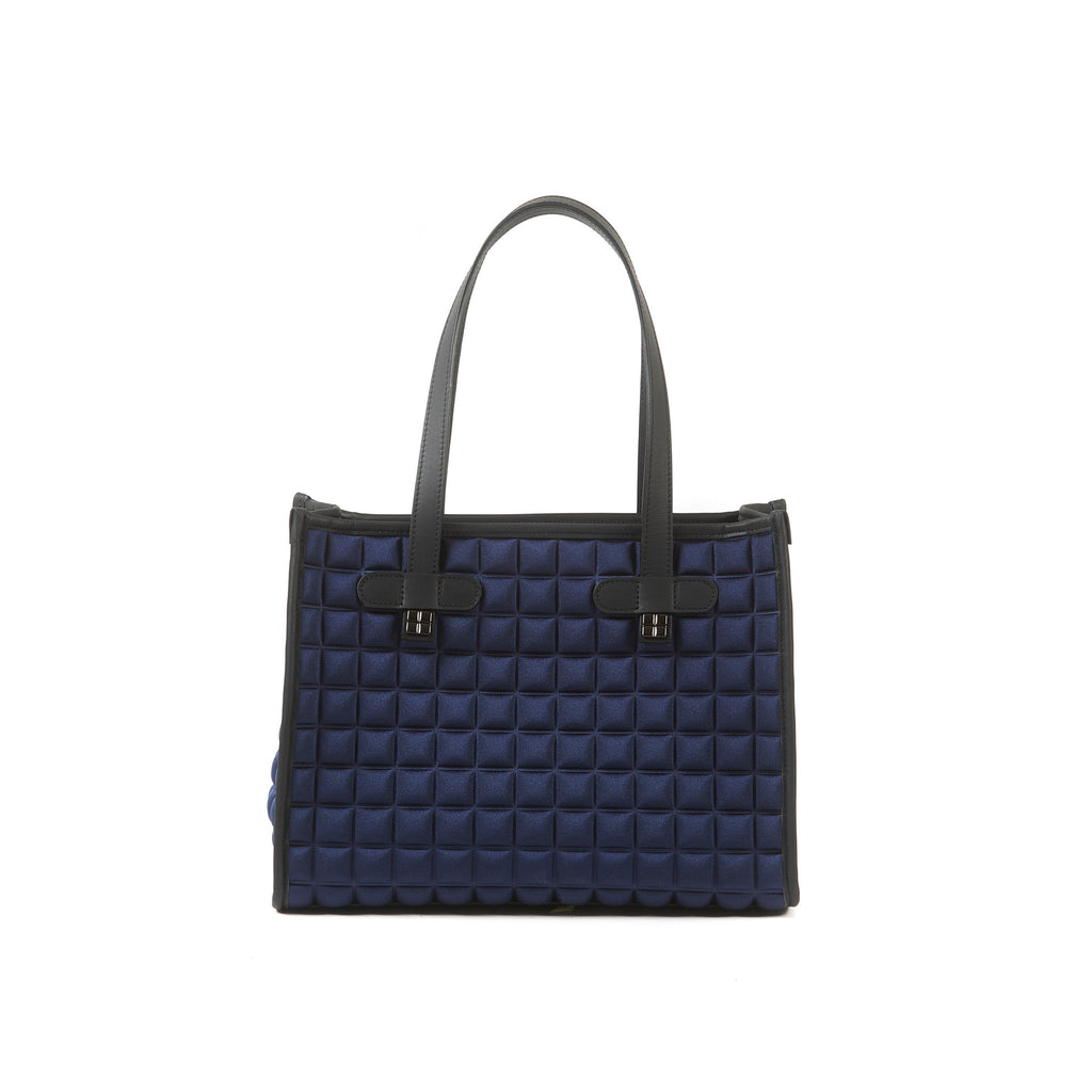 Una borsa da donna modello shopping della collezione BPrime Bags, realizzata con il tessuto riciclato termoformato 3D Cube, con chiusura a zip e tracolla in pelle regolabile e rimovibile.