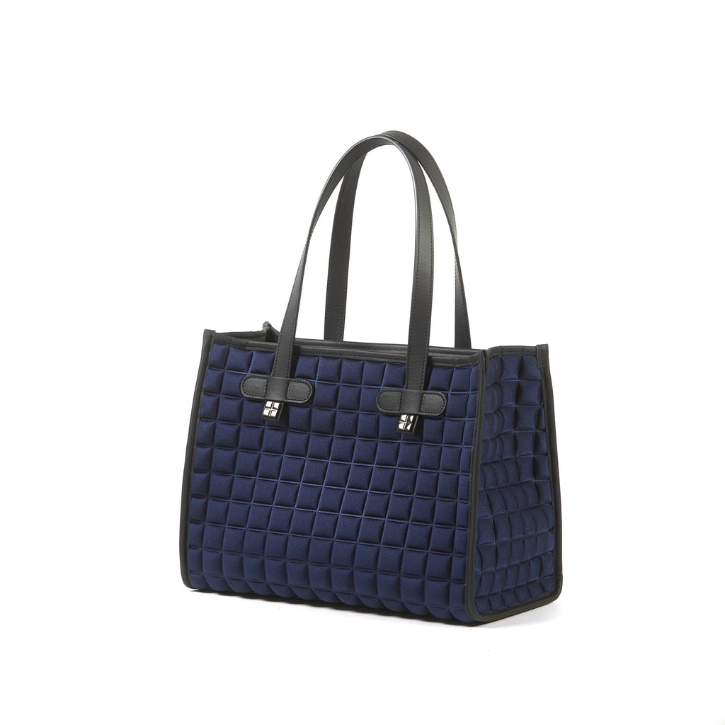 Una borsa da donna modello shopping della collezione BPrime Bags, realizzata con il tessuto riciclato termoformato 3D Cube, con chiusura a zip e tracolla in pelle regolabile e rimovibile.